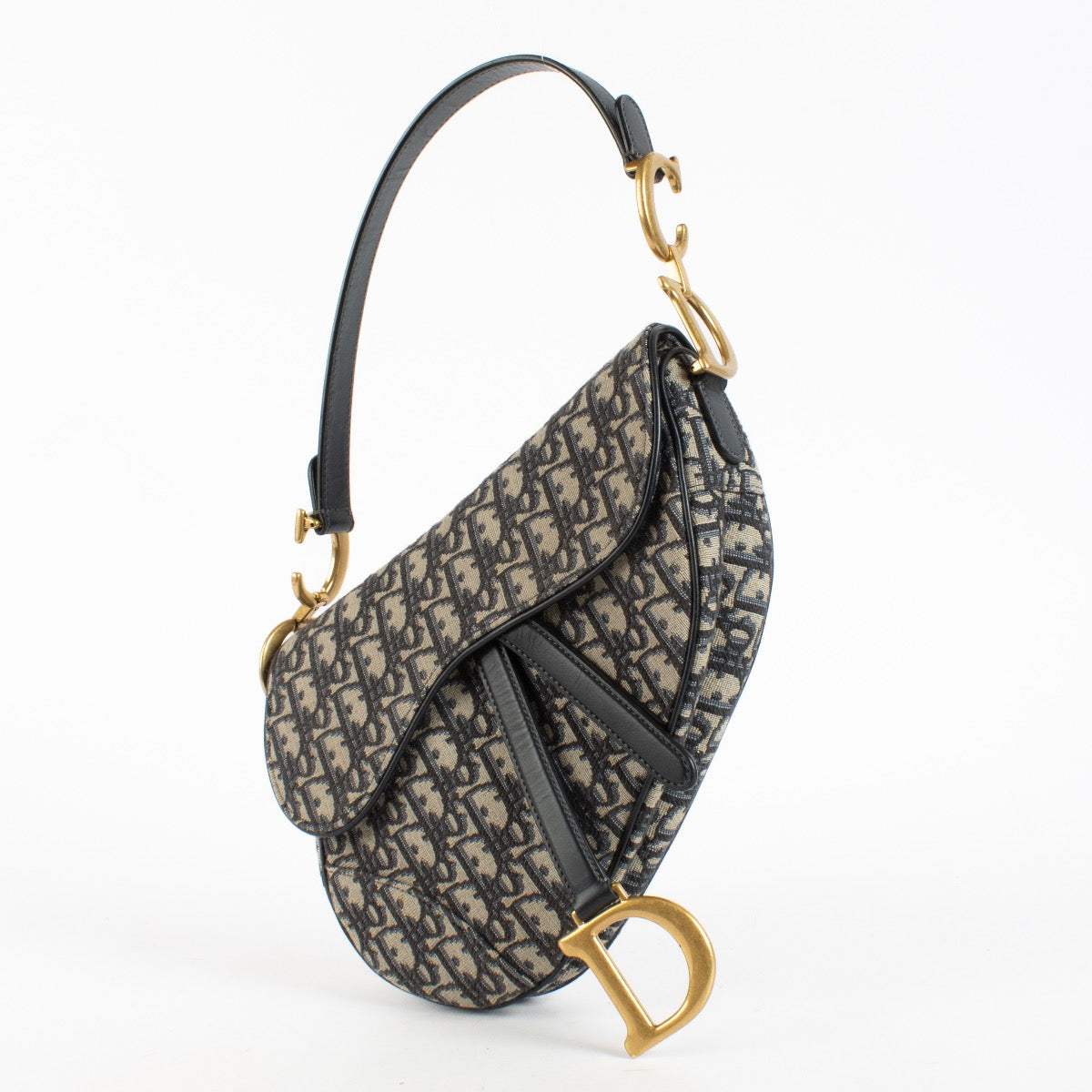 Shop safe online at Labellov in Antwerp, Brussels and Knokke this 100% authentic second hand Christian Dior Blue Oblique Saddle Bag. Veilig online tweedehands authentiek Christian Dior Blue Oblique Saddle handtas kopen bij Labellov.