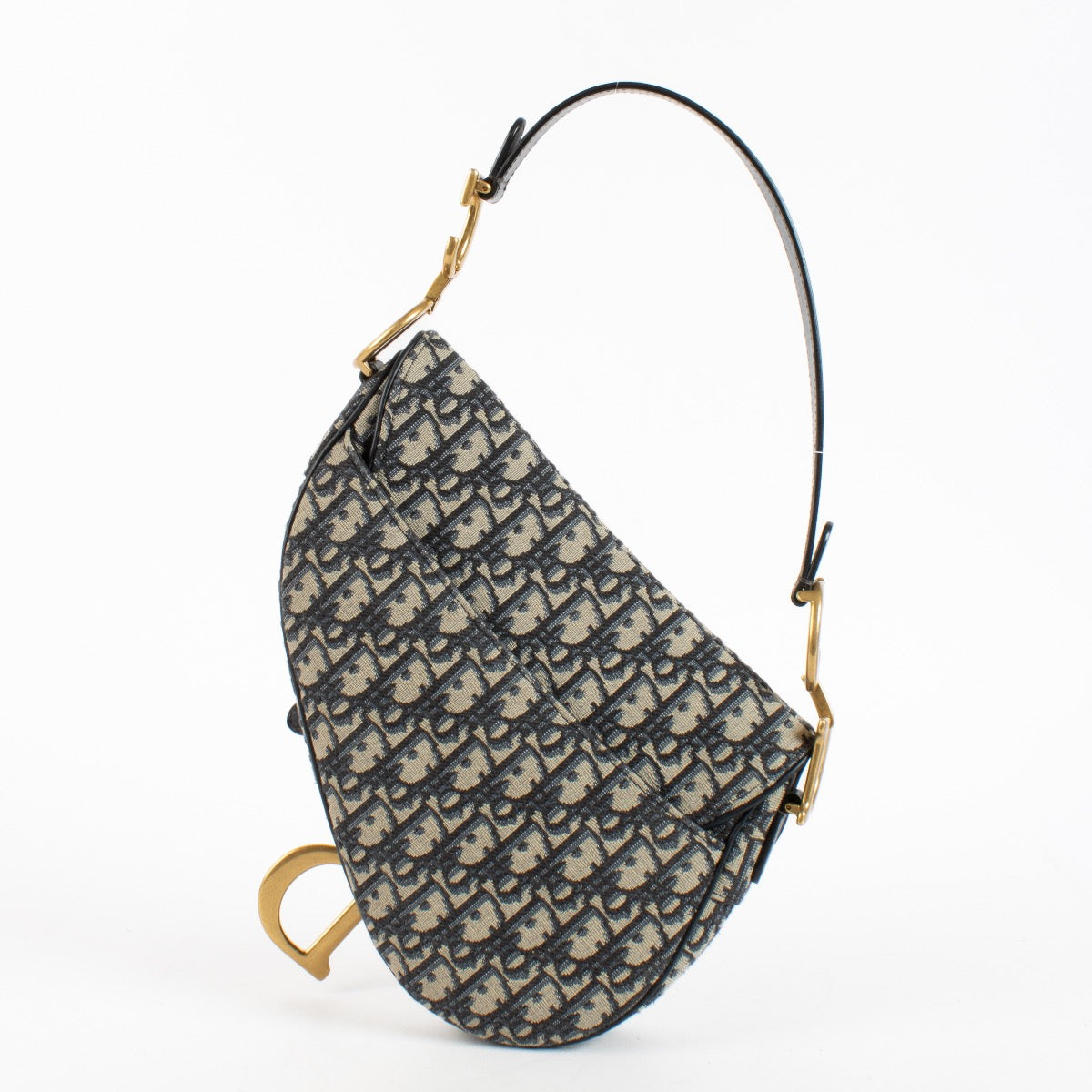 Shop safe online at Labellov in Antwerp, Brussels and Knokke this 100% authentic second hand Christian Dior Blue Oblique Saddle Bag. Veilig online tweedehands authentiek Christian Dior Blue Oblique Saddle handtas kopen bij Labellov.