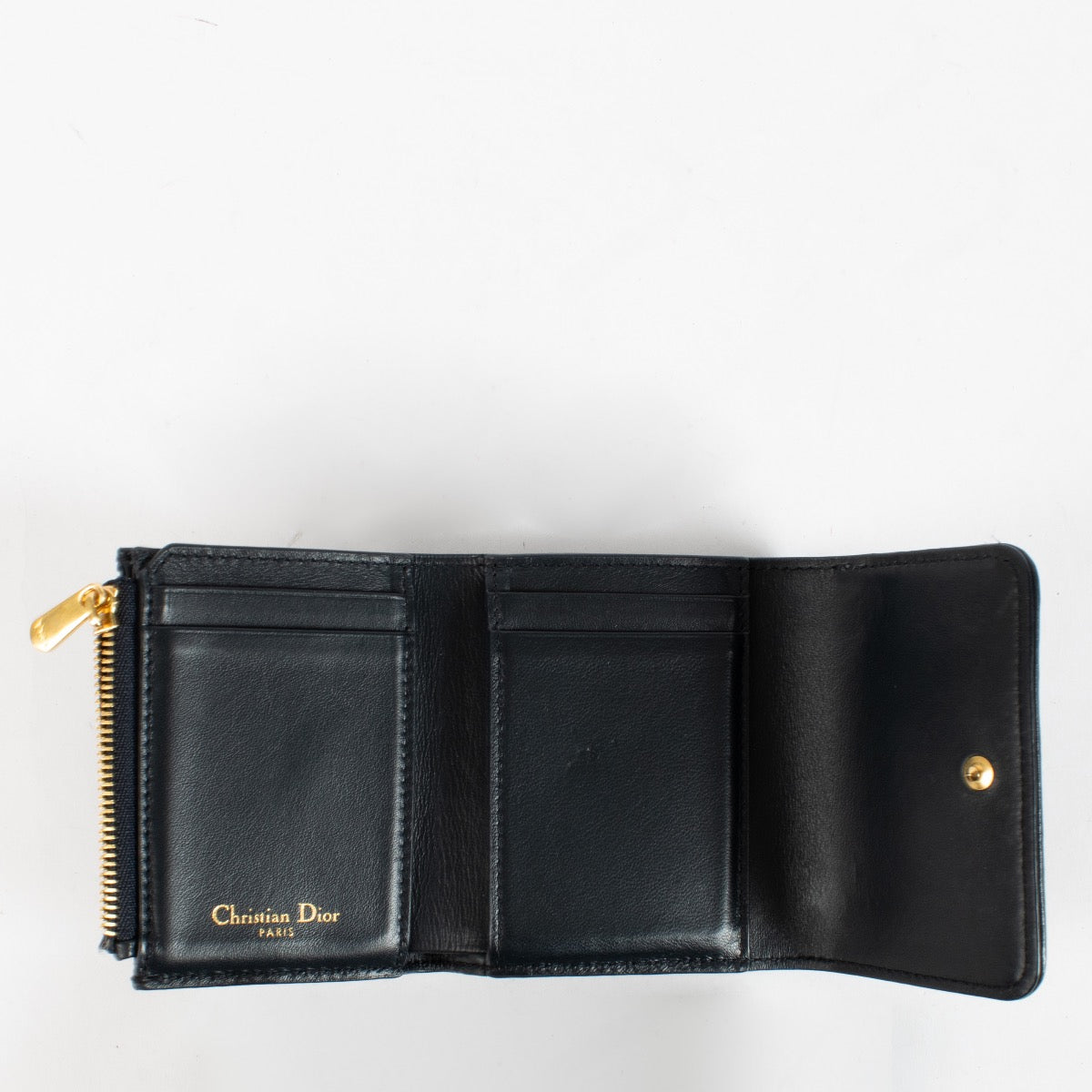 Shop safe online at Labellov in Antwerp, Brussels and Knokke this 100% authentic second hand Christian Dior Blue Oblique 30 Montaigne Wallet