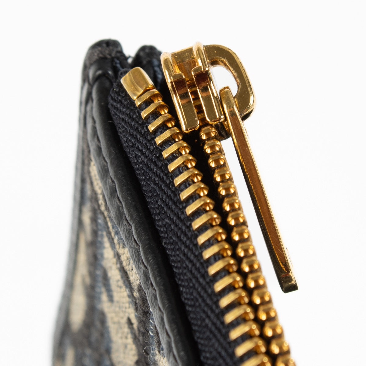 Shop safe online at Labellov in Antwerp, Brussels and Knokke this 100% authentic second hand Christian Dior Blue Oblique 30 Montaigne Wallet