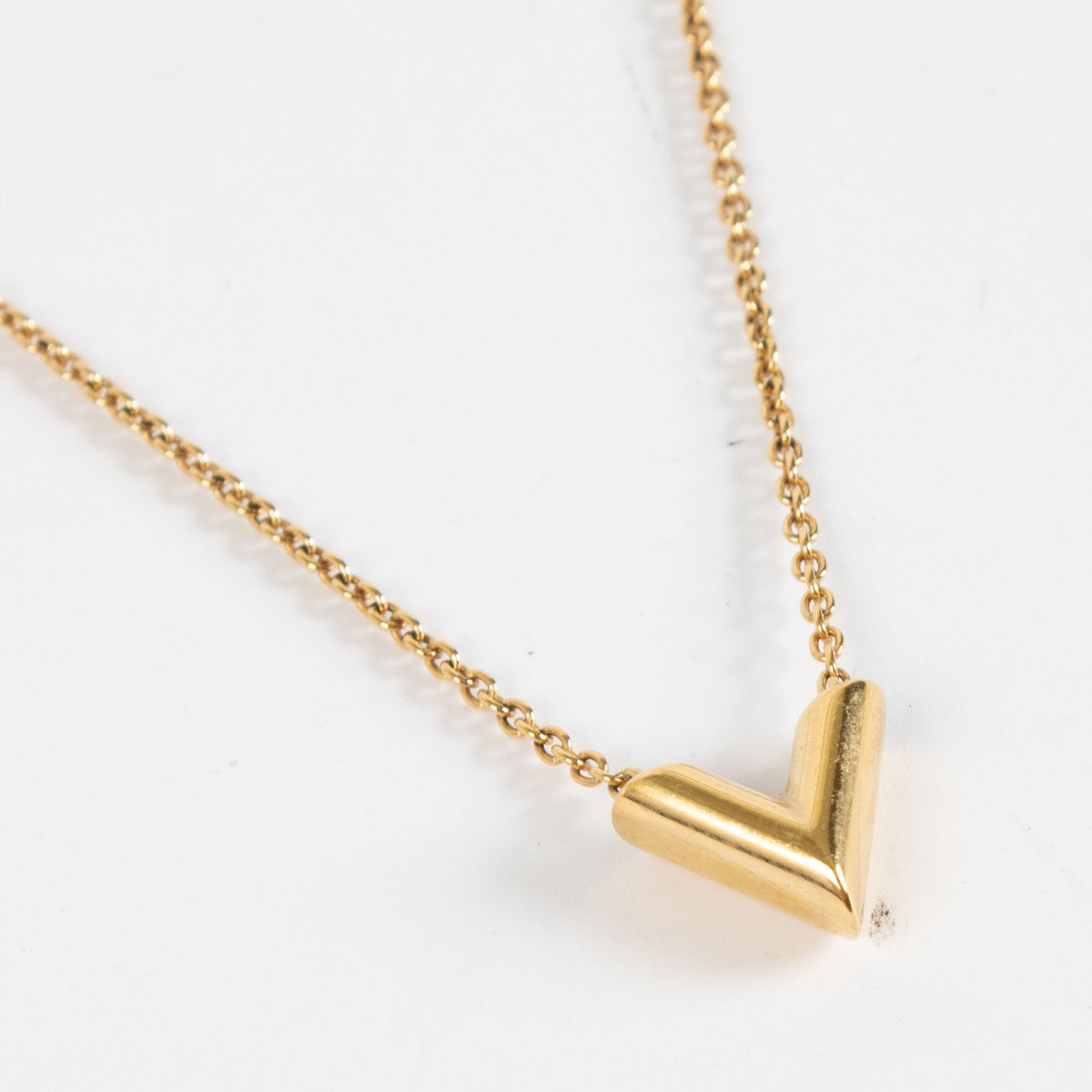 shop 100% authentic second hand Louis Vuitton Gold Essential V Necklace on Labellov.com