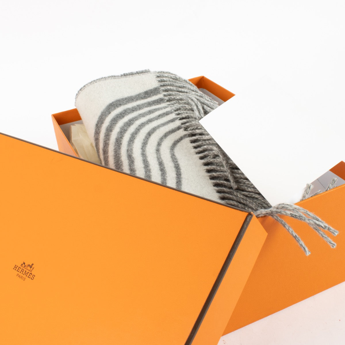 Authentic Second Hand Hermès Cashmere Scarf Grey on Labellov.com