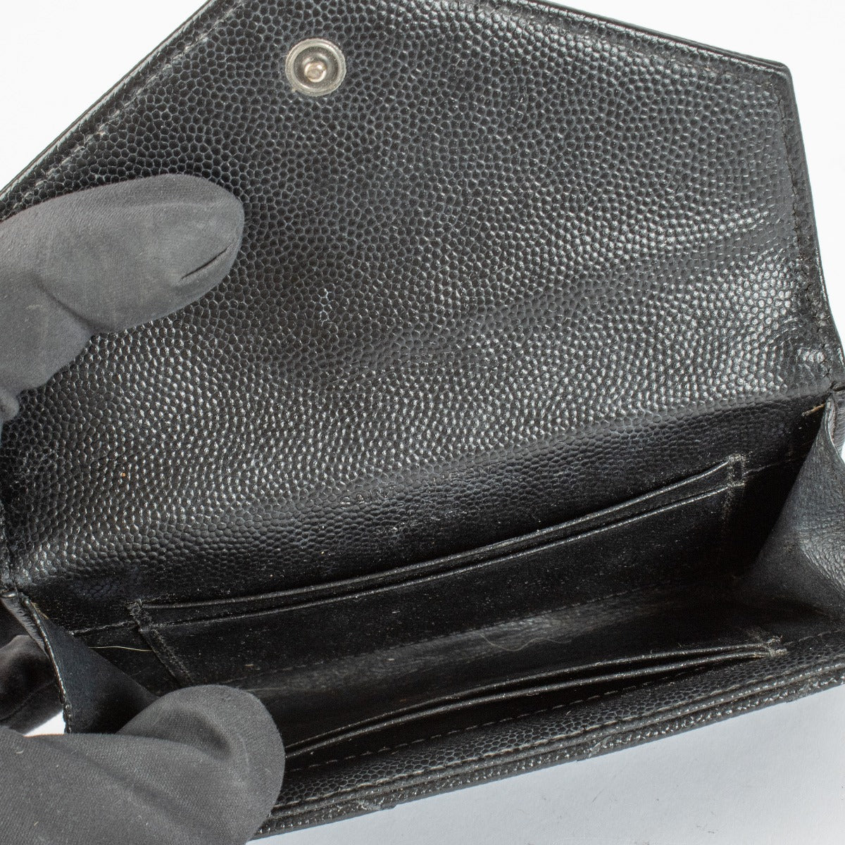 Authentic pre-loved Saint Laurent So Black Cassandre Wallet on Labellov.com