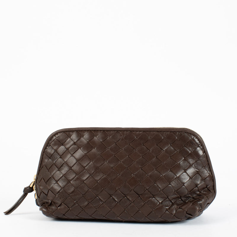 Bottega Veneta Intrecciato Pouch in brown leather. A timeless and elegant woven leather clutch in excellent pre-loved condition.