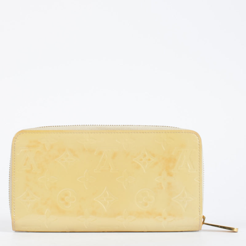 Authentic secon-hand Louis Vuitton Beige Monogram Vernis Zippy Wallet on labellov.com