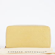 Authentic secon-hand Louis Vuitton Beige Monogram Vernis Zippy Wallet on labellov.com