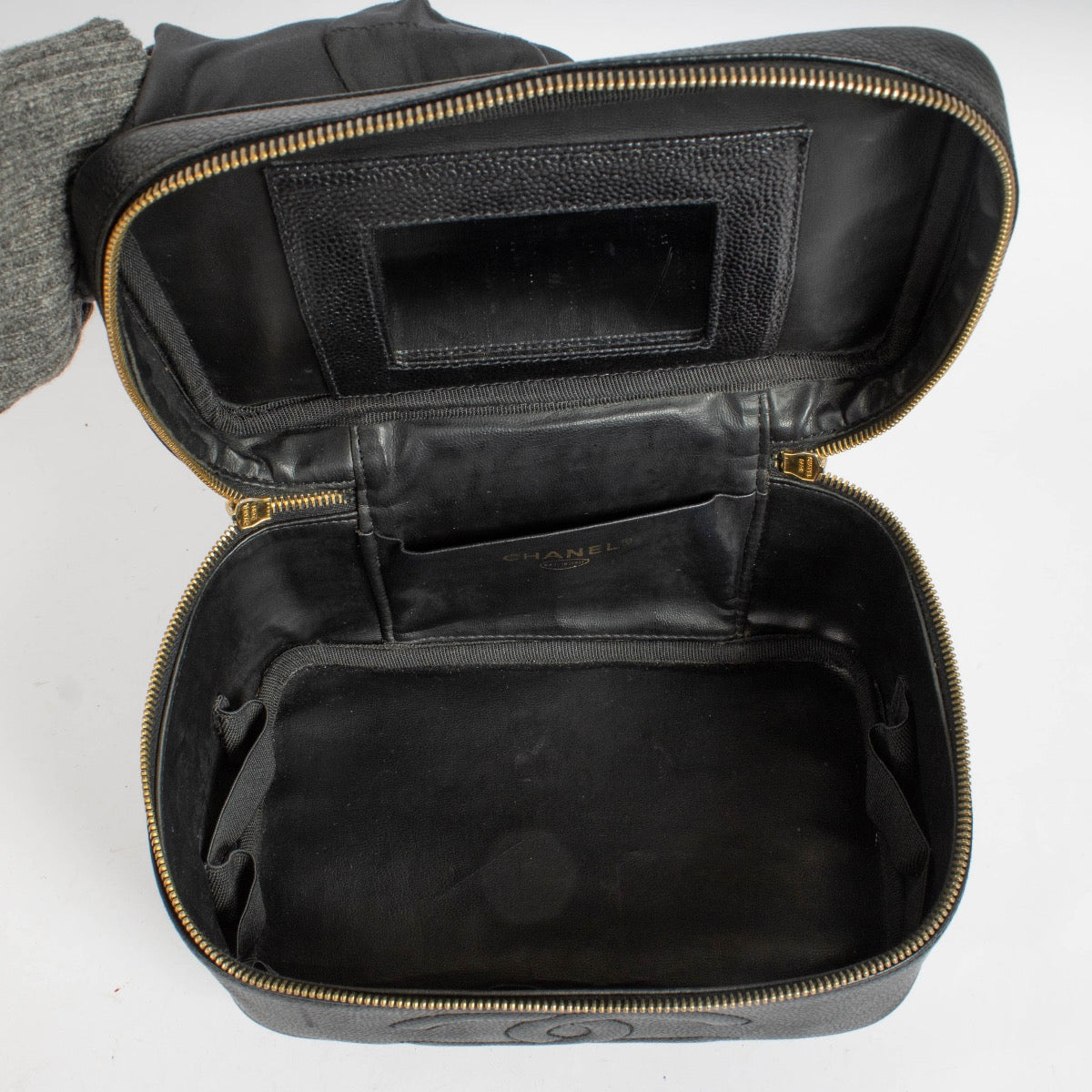 Authentic pre-loved Chanel Black Caviar Vintage Vanity Case on Labellov.com