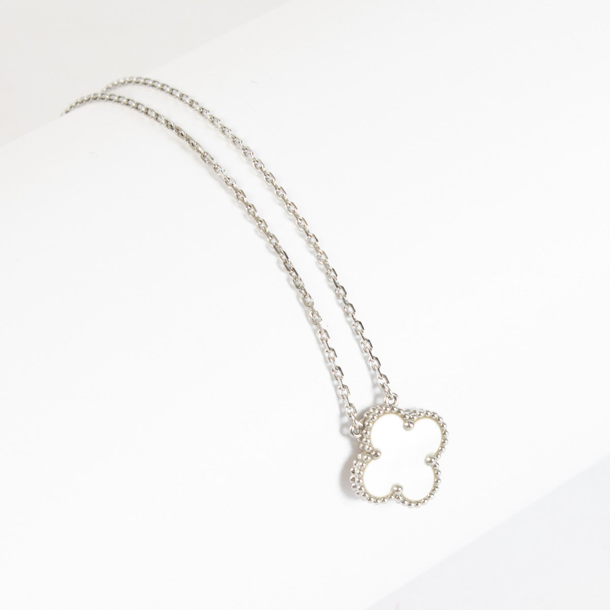 Van Cleef & Arpels Hanger Vintage Alhambra Witgoud Parelmoer