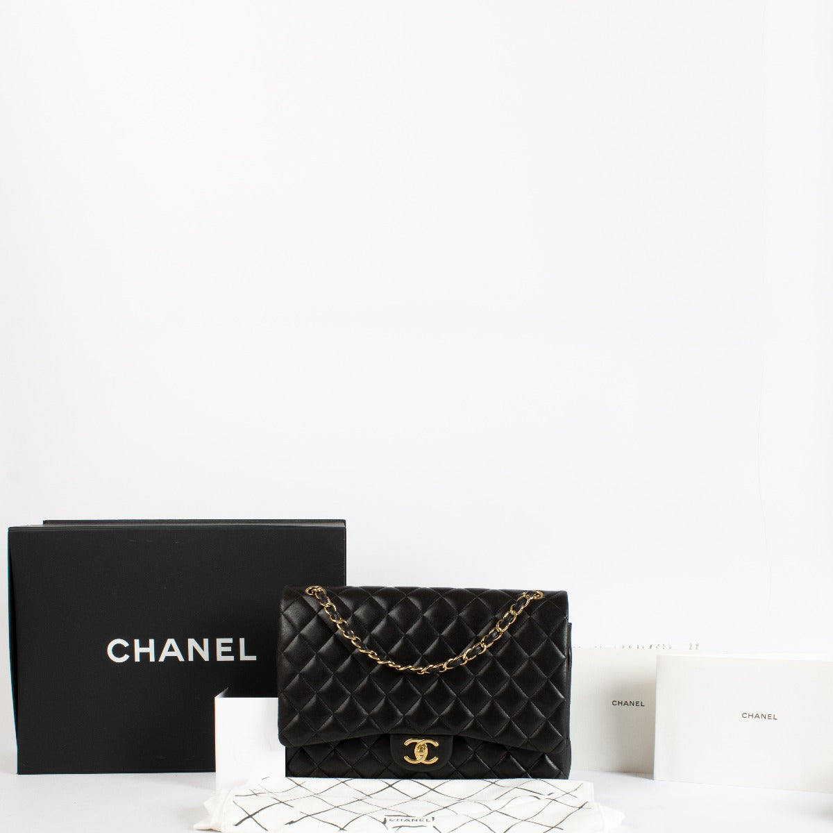 Sac classique Chanel noir en agneau maxi