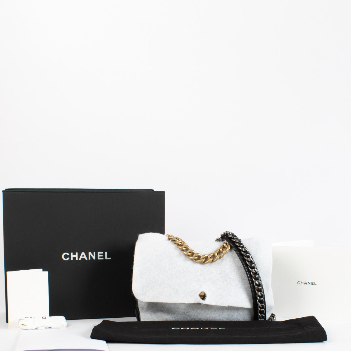 Sac Chanel 19 moyen en agneau noir brillant Chanel