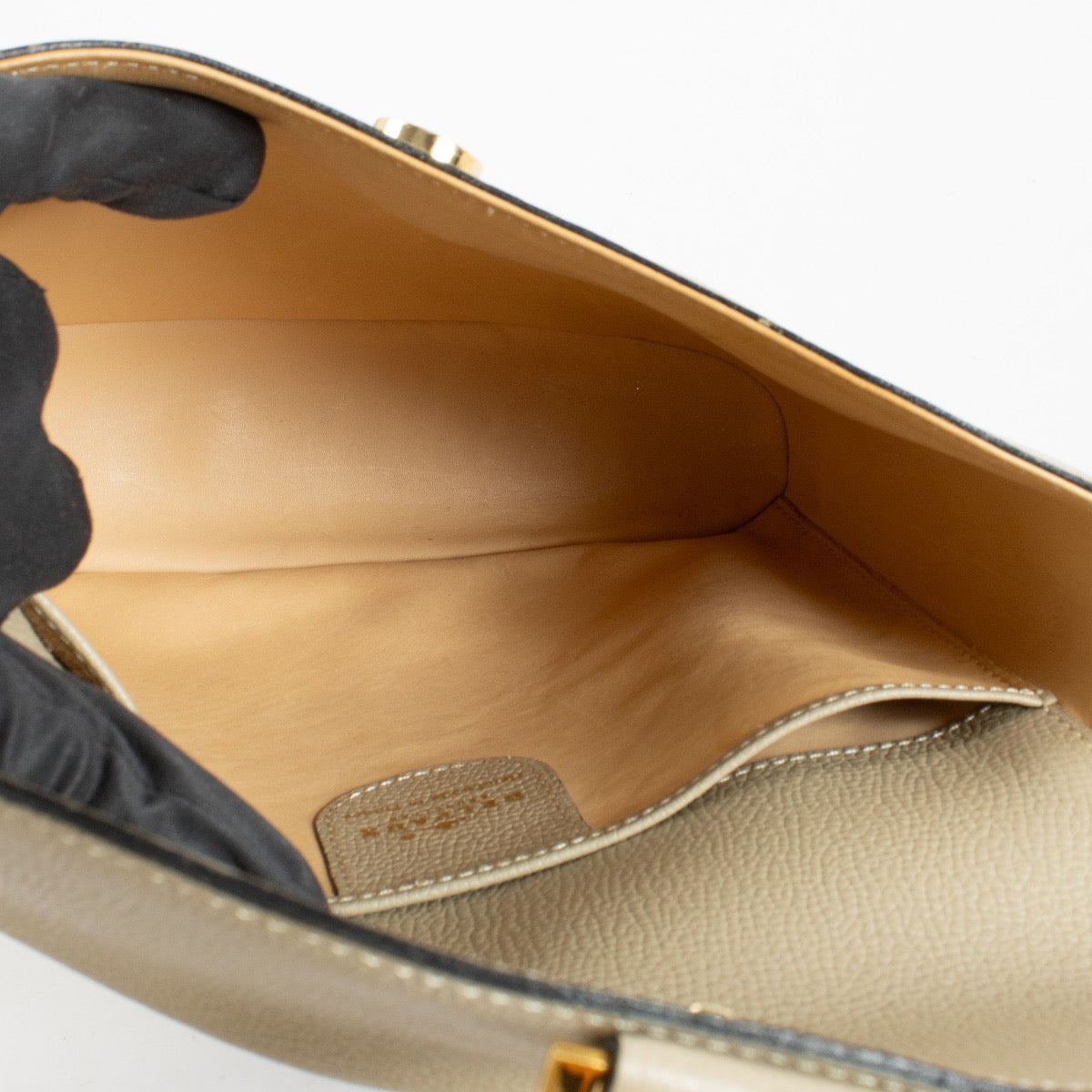 Authentic Second Hand Delvaux Beige Crossbody on Labellov.com
