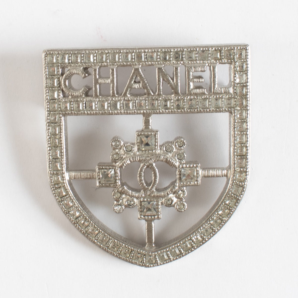 Broche Chanel 16V écusson cristaux bouclier
