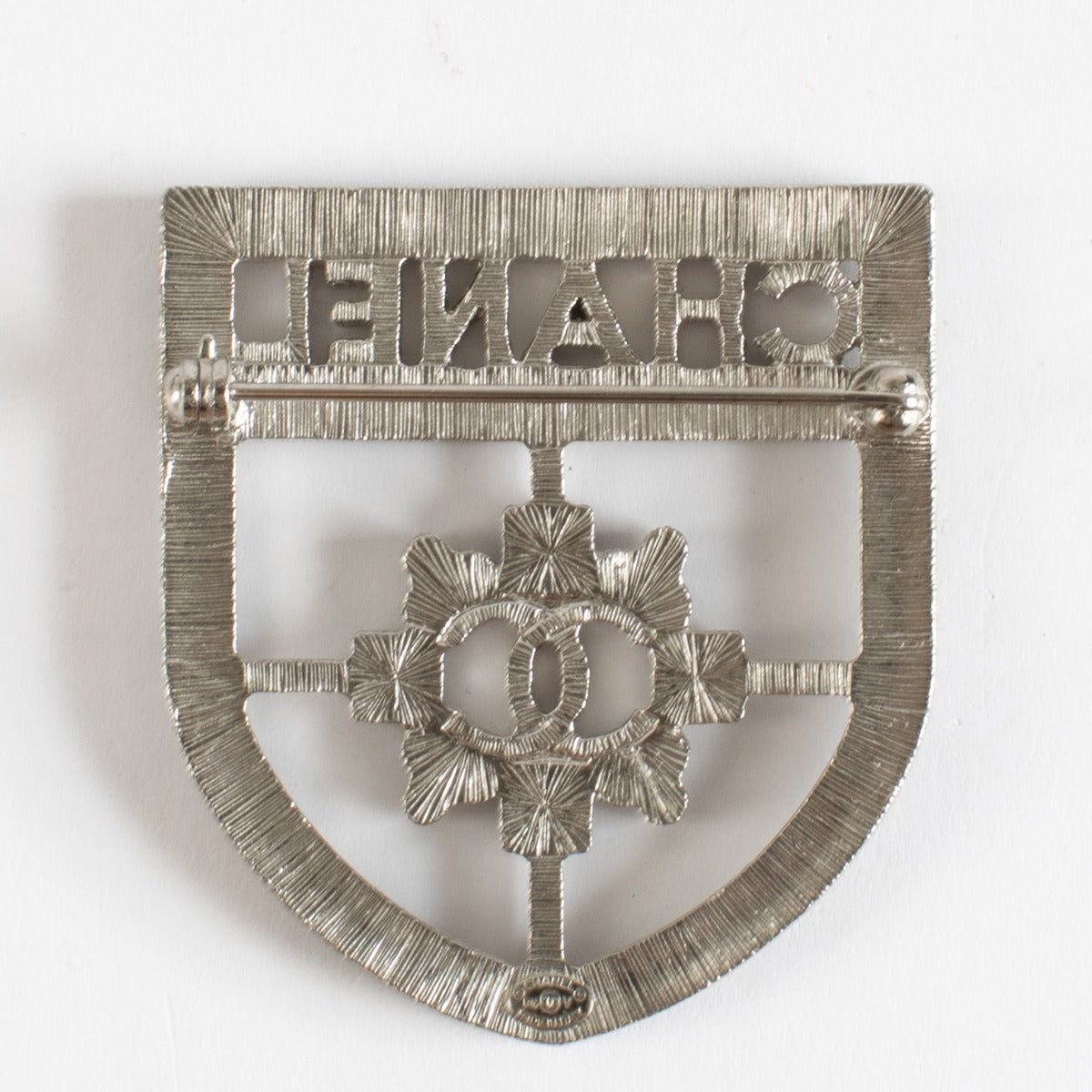 Broche Chanel 16V écusson cristaux bouclier
