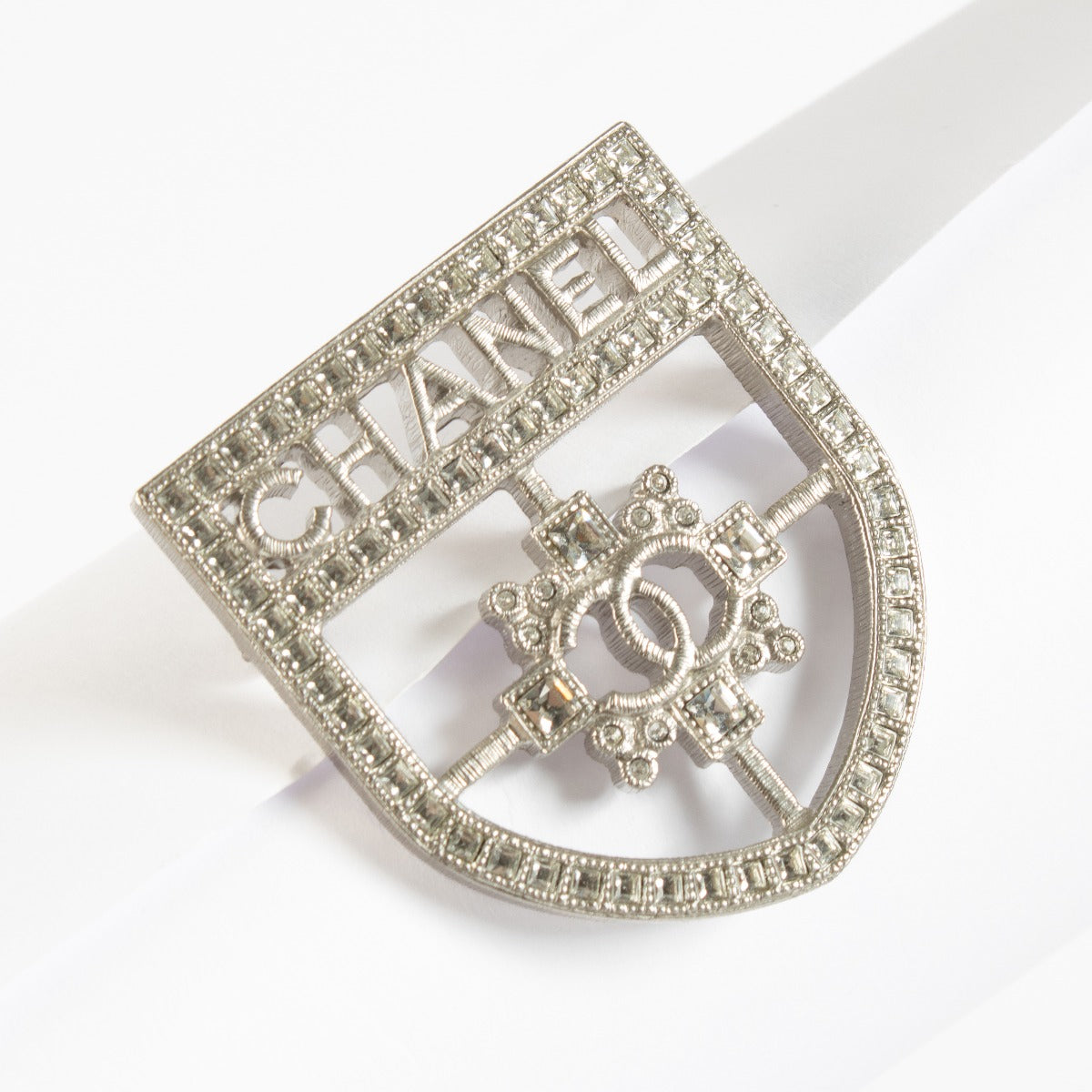 Broche Chanel 16V écusson cristaux bouclier