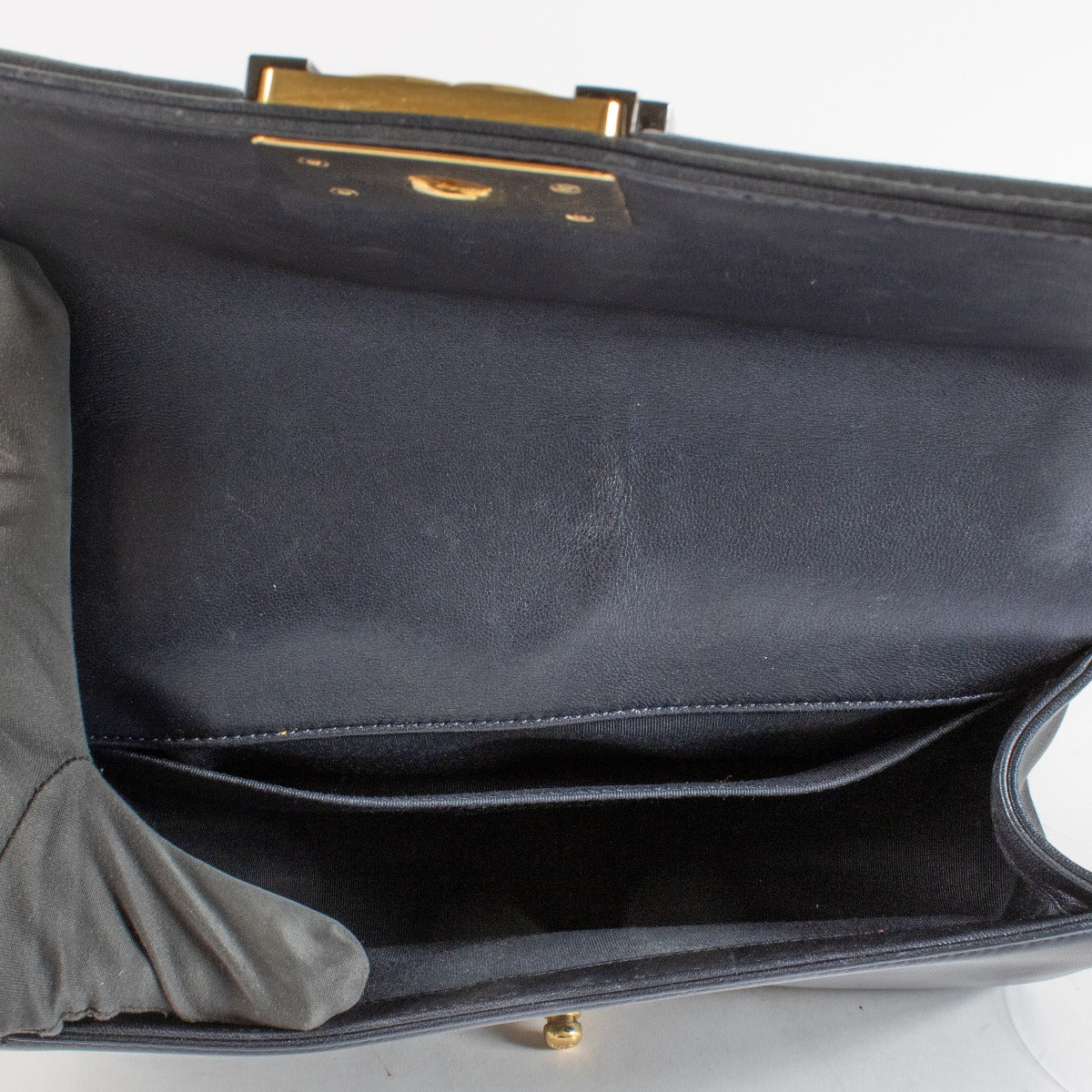 Chanel Marineblauwe Kubus-reliëf Lamsleren Medium Boy Chanel Tas