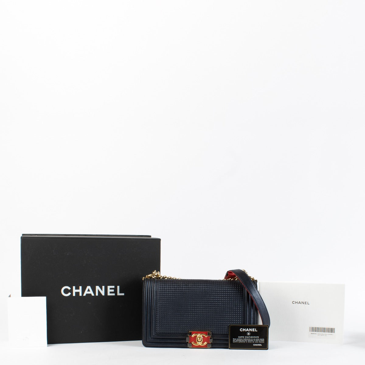 Chanel Marineblauwe Kubus-reliëf Lamsleren Medium Boy Chanel Tas