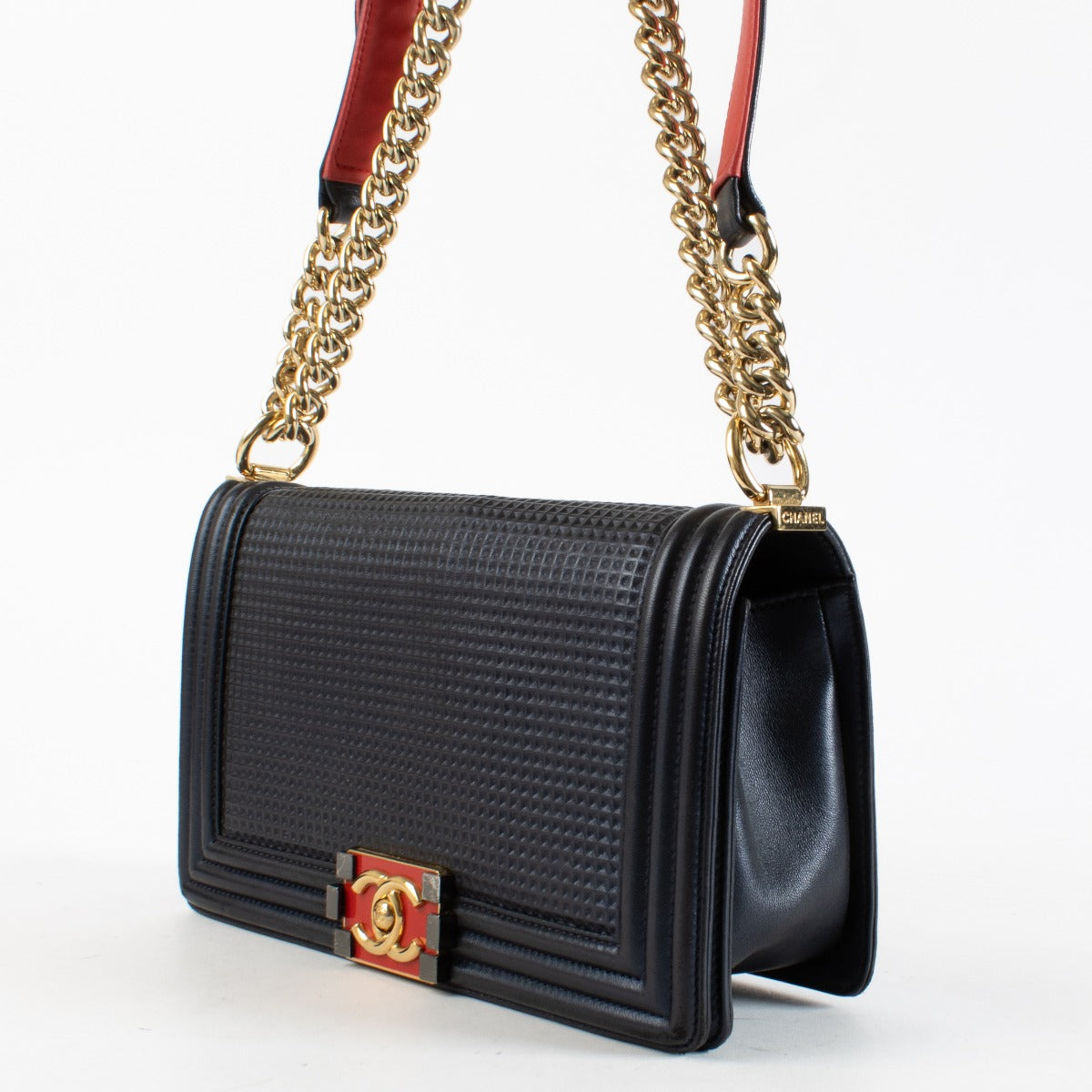 Chanel Marineblauwe Kubus-reliëf Lamsleren Medium Boy Chanel Tas