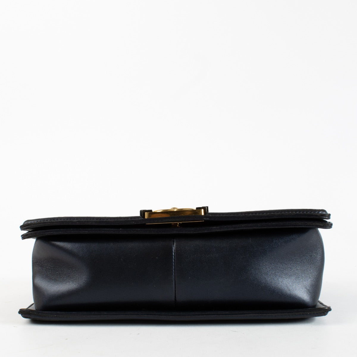 Chanel Marineblauwe Kubus-reliëf Lamsleren Medium Boy Chanel Tas