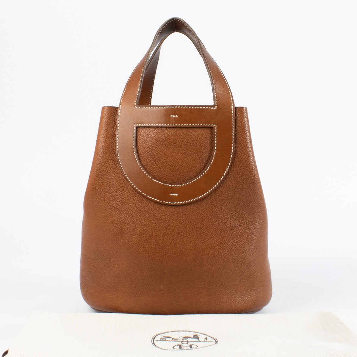 Hermès In-The-Loop 18 bag in Fauve Barenia Faubourg with gold hardware at Labellov.com