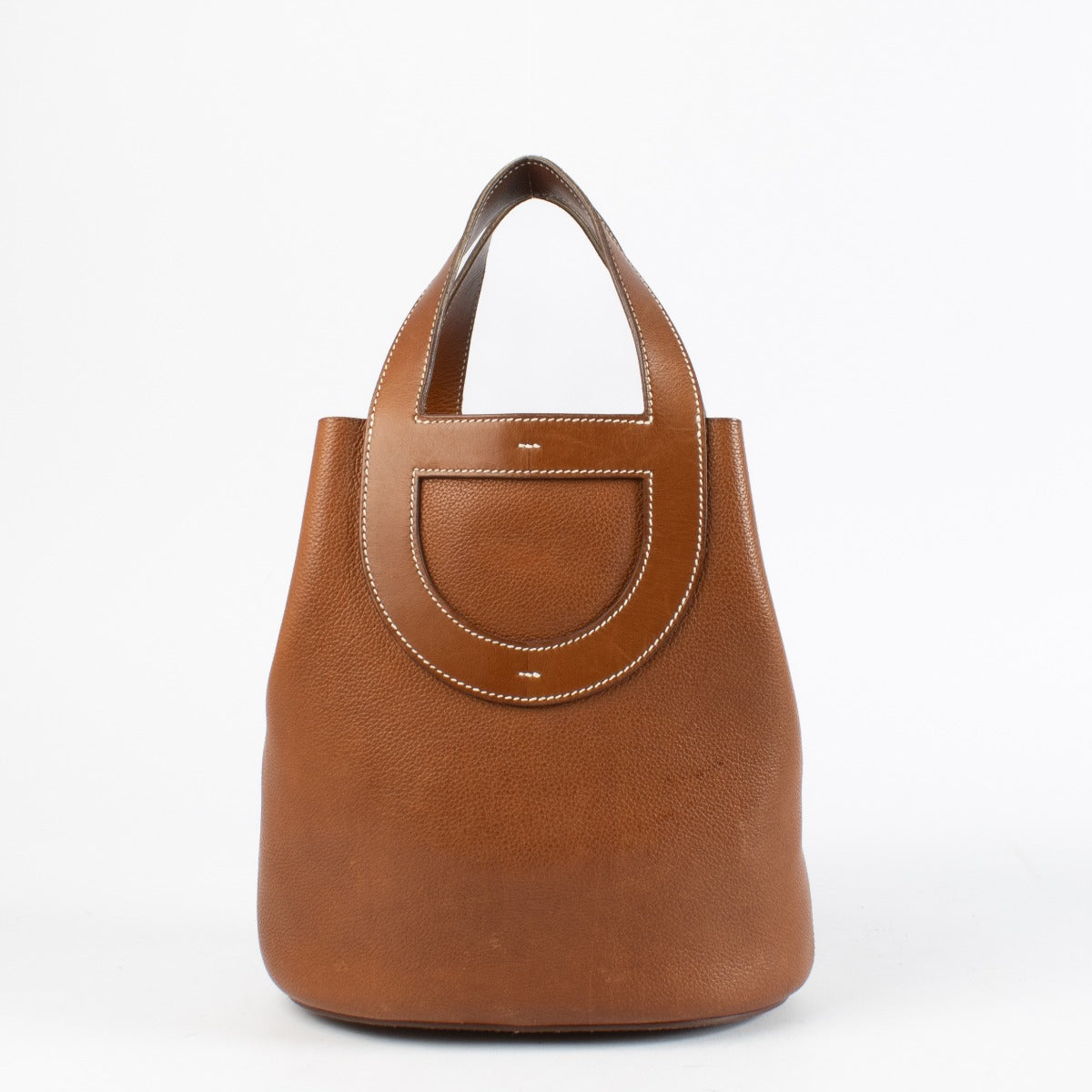 Hermès In-The-Loop 18 bag in Fauve Barenia Faubourg with gold hardware at Labellov.com