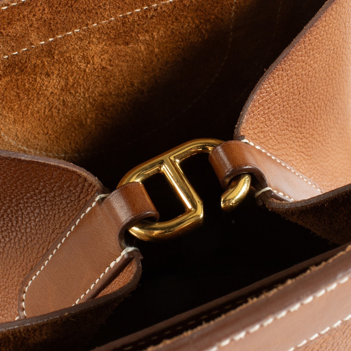 Hermès In-The-Loop 18 bag in Fauve Barenia Faubourg with gold hardware at Labellov.com