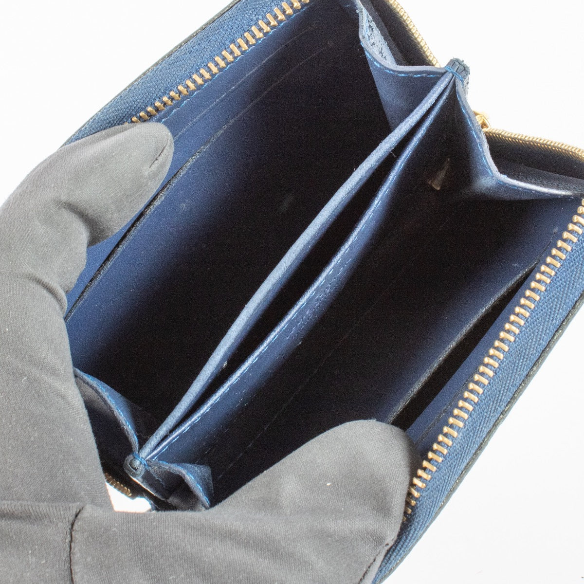 Shop safe online at Labellov in Antwerp, Brussels and Knokke this 100% authentic second hand Louis Vuitton Blue Monogram Vernis Zippy Compact Wallet