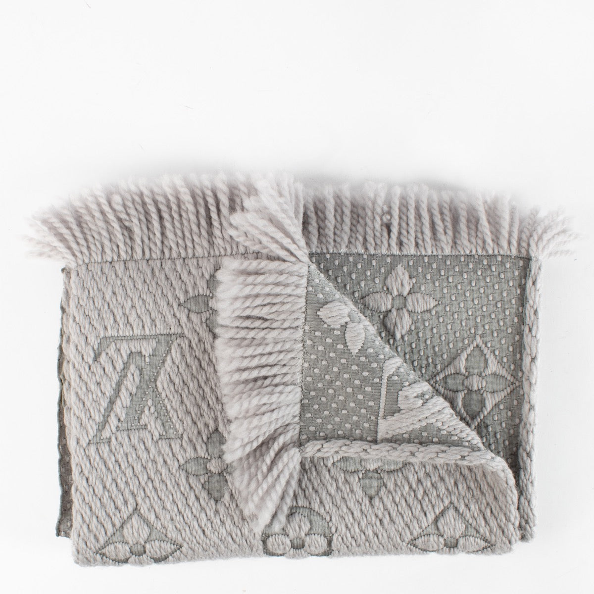 Shop safe online at Labellov in Antwerp, Brussels and Knokke this 100% authentic second hand Louis Vuitton Grey Logomania Scarf. Veilig online tweedehands authentieke Louis Vuitton Grey Logomania sjaal kopen bij Labellov.