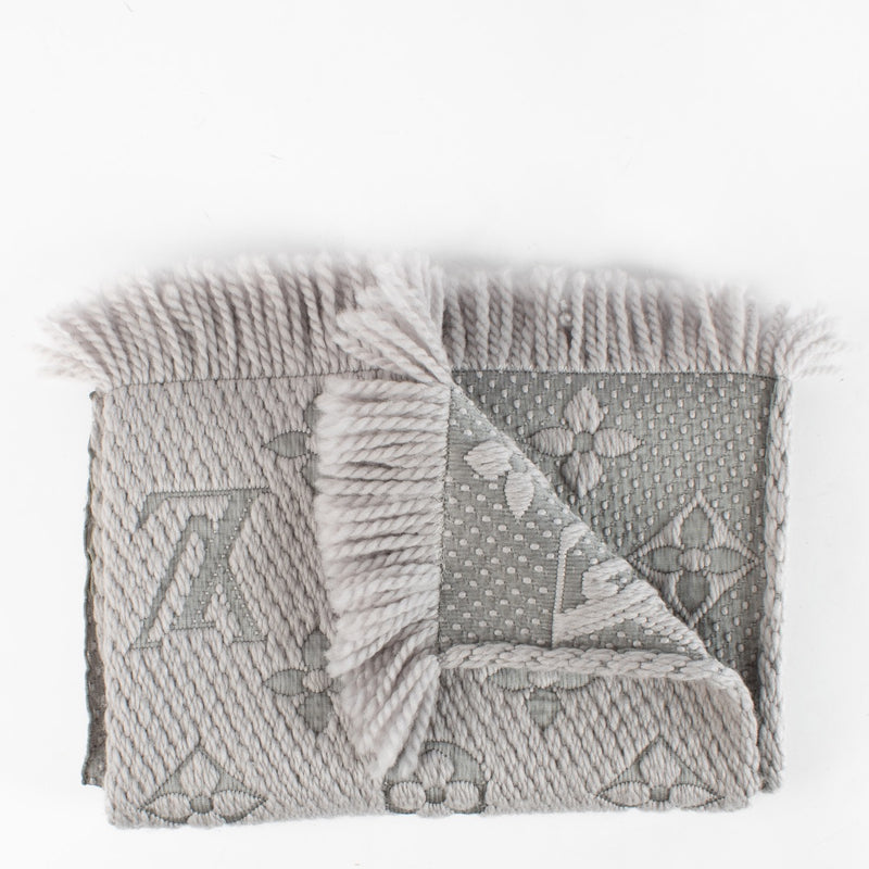 Shop safe online at Labellov in Antwerp, Brussels and Knokke this 100% authentic second hand Louis Vuitton Grey Logomania Scarf. Veilig online tweedehands authentieke Louis Vuitton Grey Logomania sjaal kopen bij Labellov.