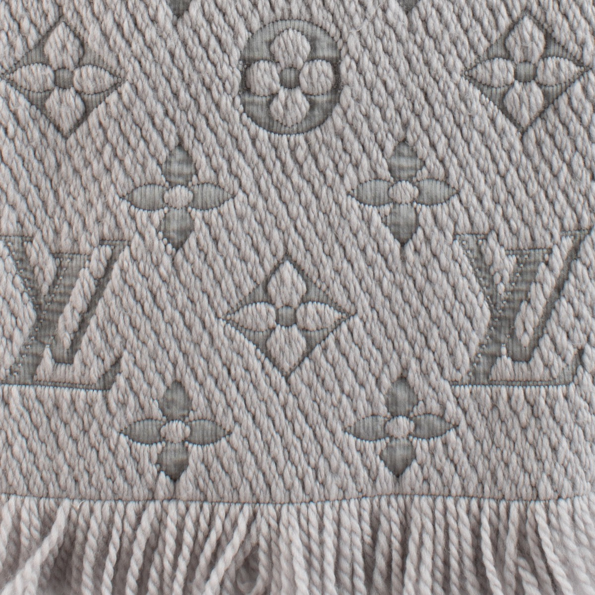 Shop safe online at Labellov in Antwerp, Brussels and Knokke this 100% authentic second hand Louis Vuitton Grey Logomania Scarf. Veilig online tweedehands authentieke Louis Vuitton Grey Logomania sjaal kopen bij Labellov.