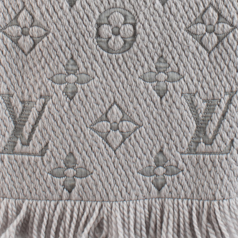 Shop safe online at Labellov in Antwerp, Brussels and Knokke this 100% authentic second hand Louis Vuitton Grey Logomania Scarf. Veilig online tweedehands authentieke Louis Vuitton Grey Logomania sjaal kopen bij Labellov.