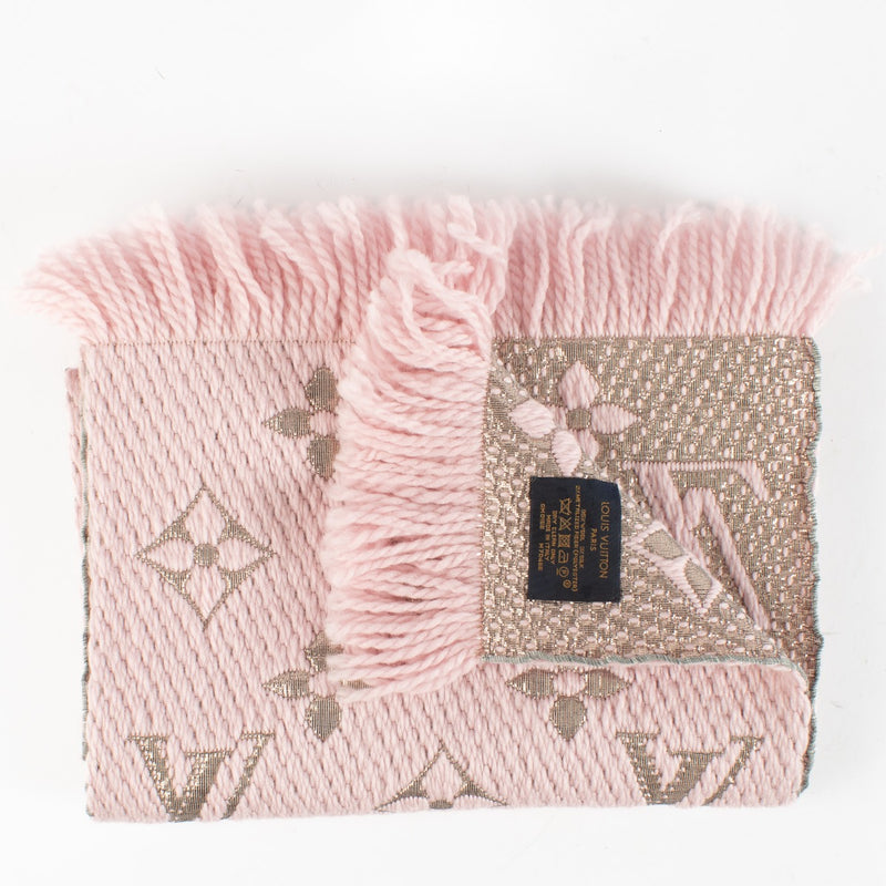 Shop safe online at Labellov in Antwerp, Brussels and KNokke this 100% authentic second hand Louis Vuitton Pink Logomania Scarf