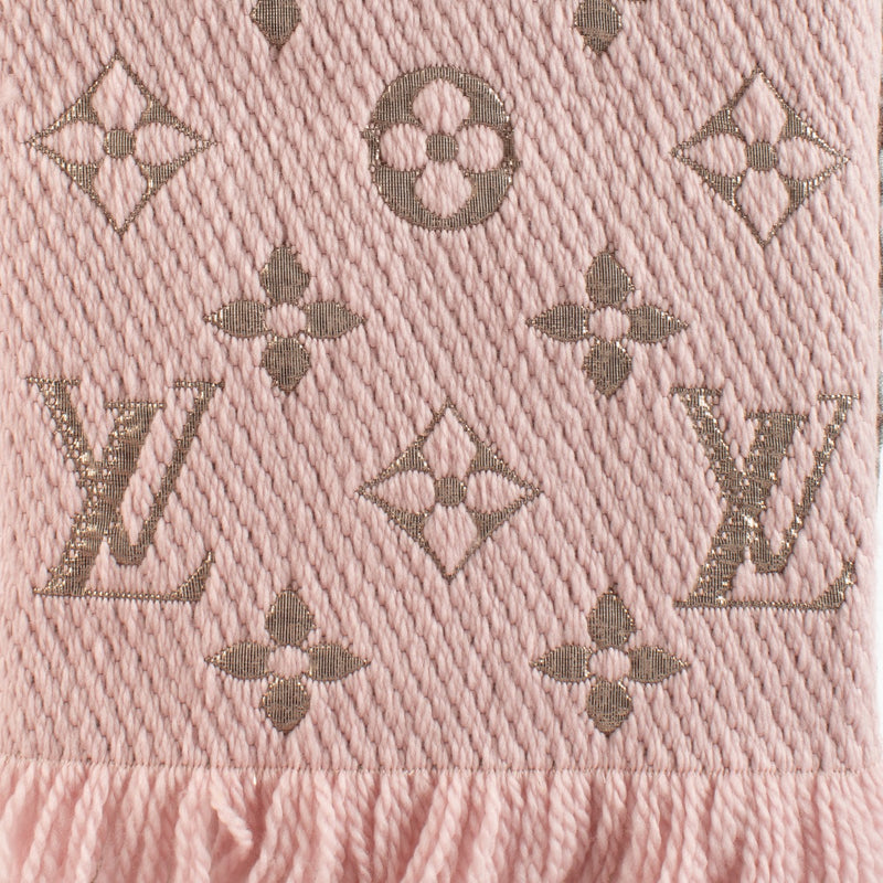 Shop safe online at Labellov in Antwerp, Brussels and KNokke this 100% authentic second hand Louis Vuitton Pink Logomania Scarf