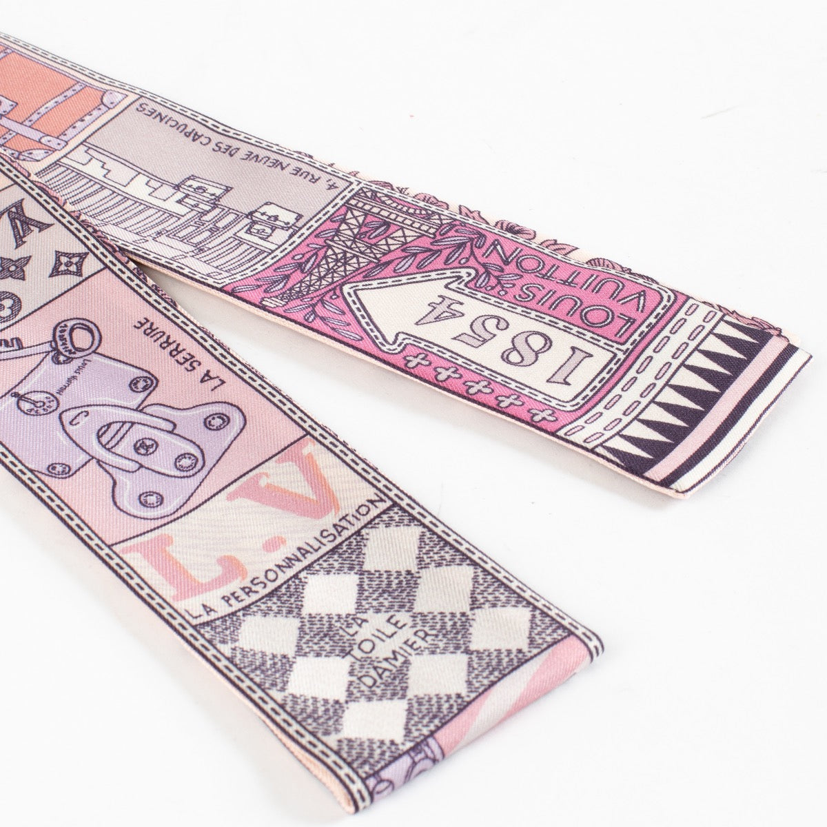 Shop safe online at Labellov in Antwerp, Brussels and Knokke this 100% authentic second hand Louis Vuitton Pink Silk Bandeau Scarf. Veilig online tweedehands authentieke Louis Vuitton Pink Silk Bandeau Scarf kopen bij Labellov.