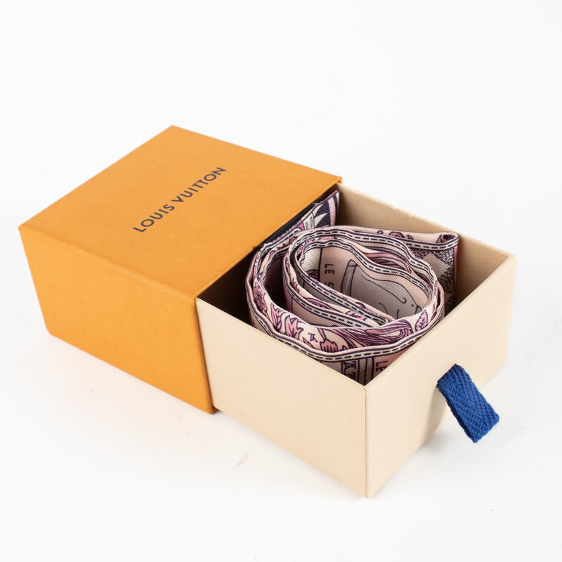 Shop safe online at Labellov in Antwerp, Brussels and Knokke this 100% authentic second hand Louis Vuitton Pink Silk Bandeau Scarf. Veilig online tweedehands authentieke Louis Vuitton Pink Silk Bandeau Scarf kopen bij Labellov.