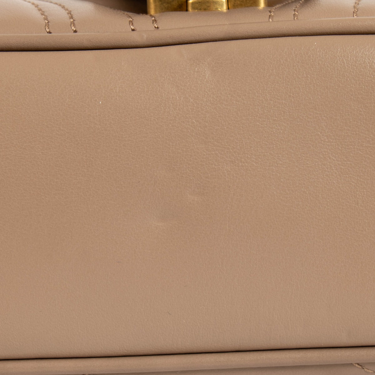 Shop the authentic Gucci Beige GG Marmont Medium Bag second hand on Labellov.com