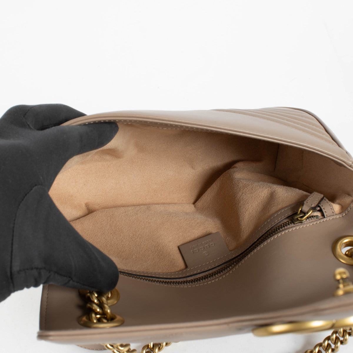 Shop the authentic Gucci Beige GG Marmont Medium Bag second hand on Labellov.com