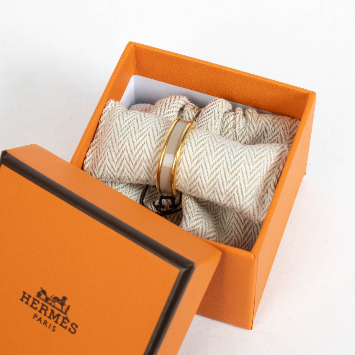 Authentic pre-loved Hermès Marron Glace Uni Small Ring - Size 59 on Labellov.com