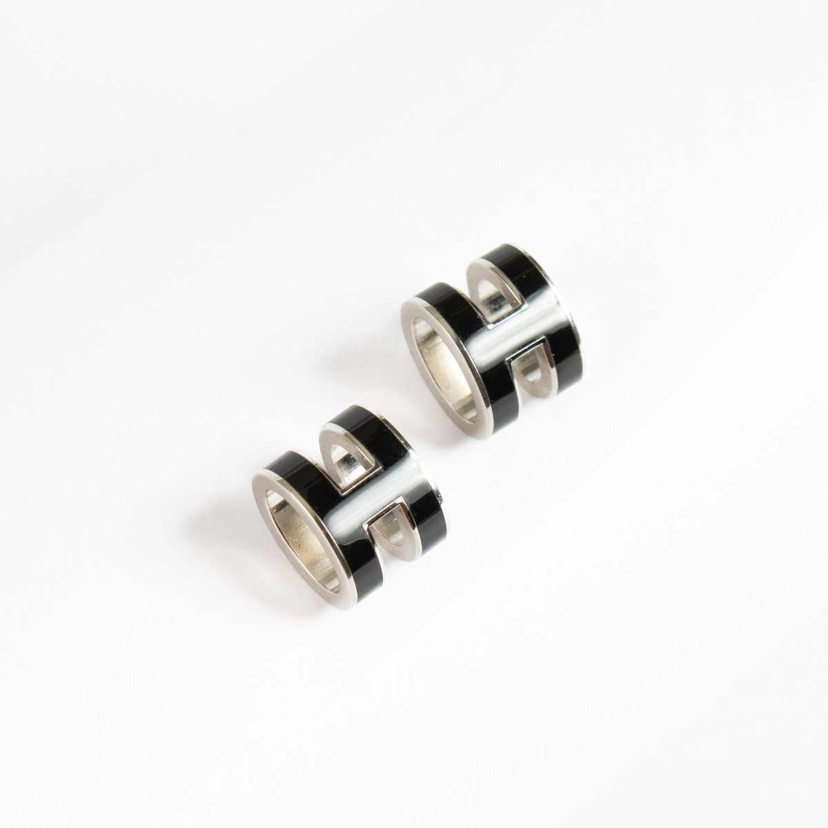 Are you looking for an authentic designer accessory? We buy and sell your preloved and brand new Hermés Noir Mini Pop H Earrings.