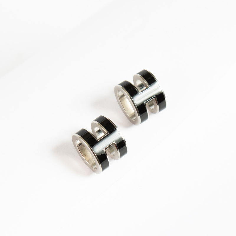 Are you looking for an authentic designer accessory? We buy and sell your preloved and brand new Hermés Noir Mini Pop H Earrings.