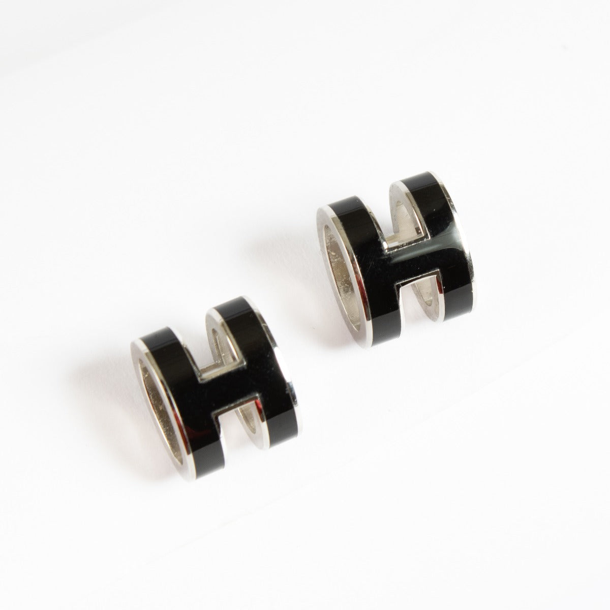 Are you looking for an authentic designer accessory? We buy and sell your preloved and brand new Hermés Noir Mini Pop H Earrings.