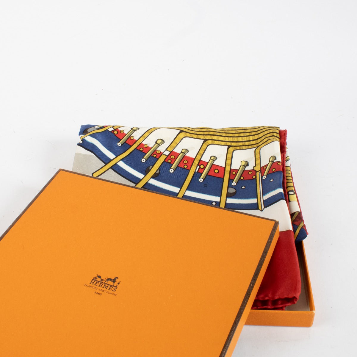 Hermès Red Alternateur 90 Scarf for the best price at Labellov secondhand luxury in Antwerp and Knokke.