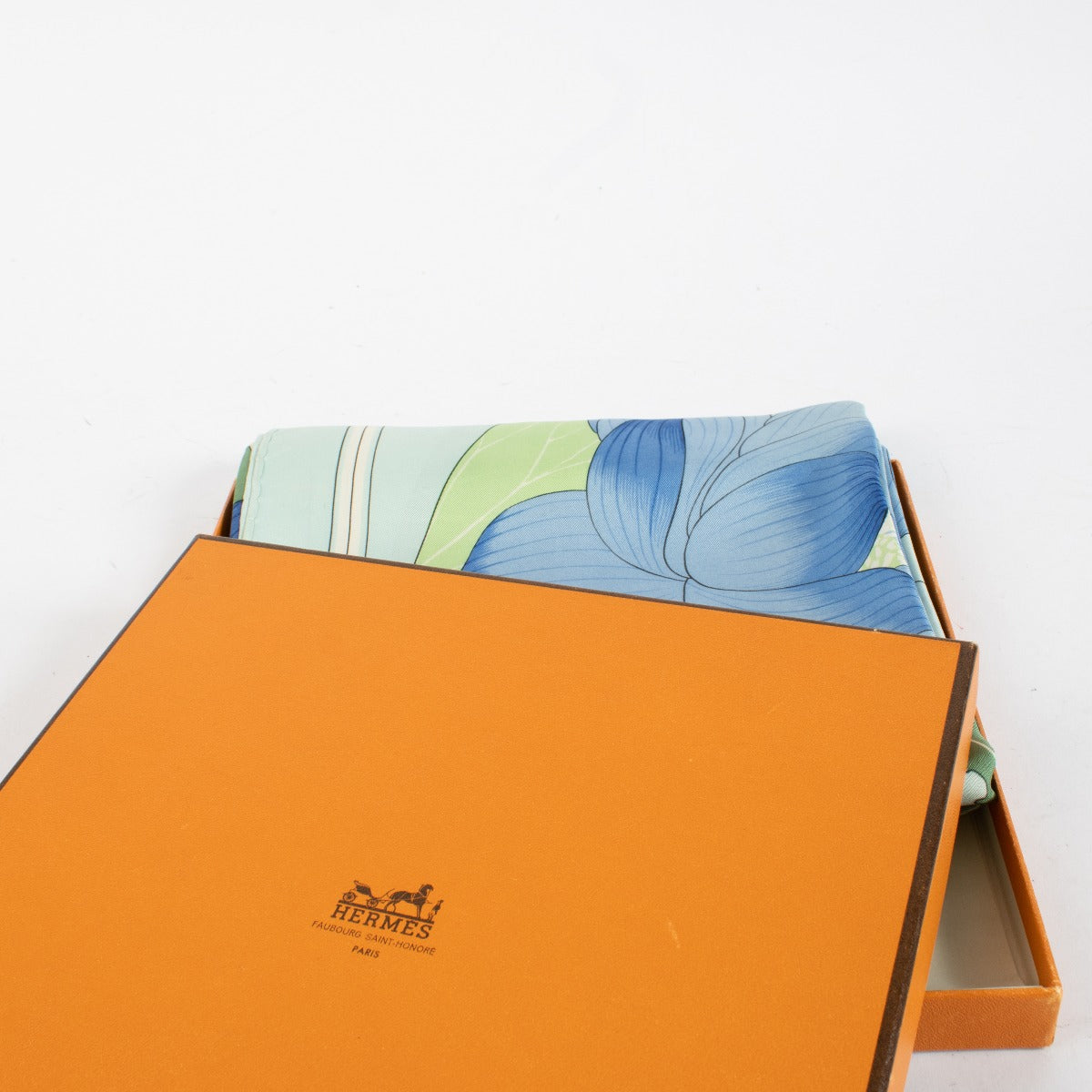 Hermès Blue Fleurs De Lotus 90 Scarf for the best price at Labellov secondhand luxury in Antwerp and Knokke.