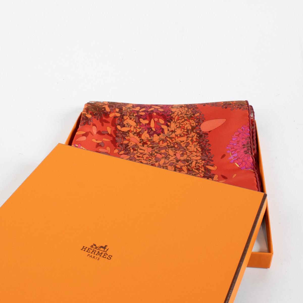 Hermès Red Offrandes d'un Jour 90 Scarf for the best price at Labellov secondhand luxury in Antwerp and Knokke.