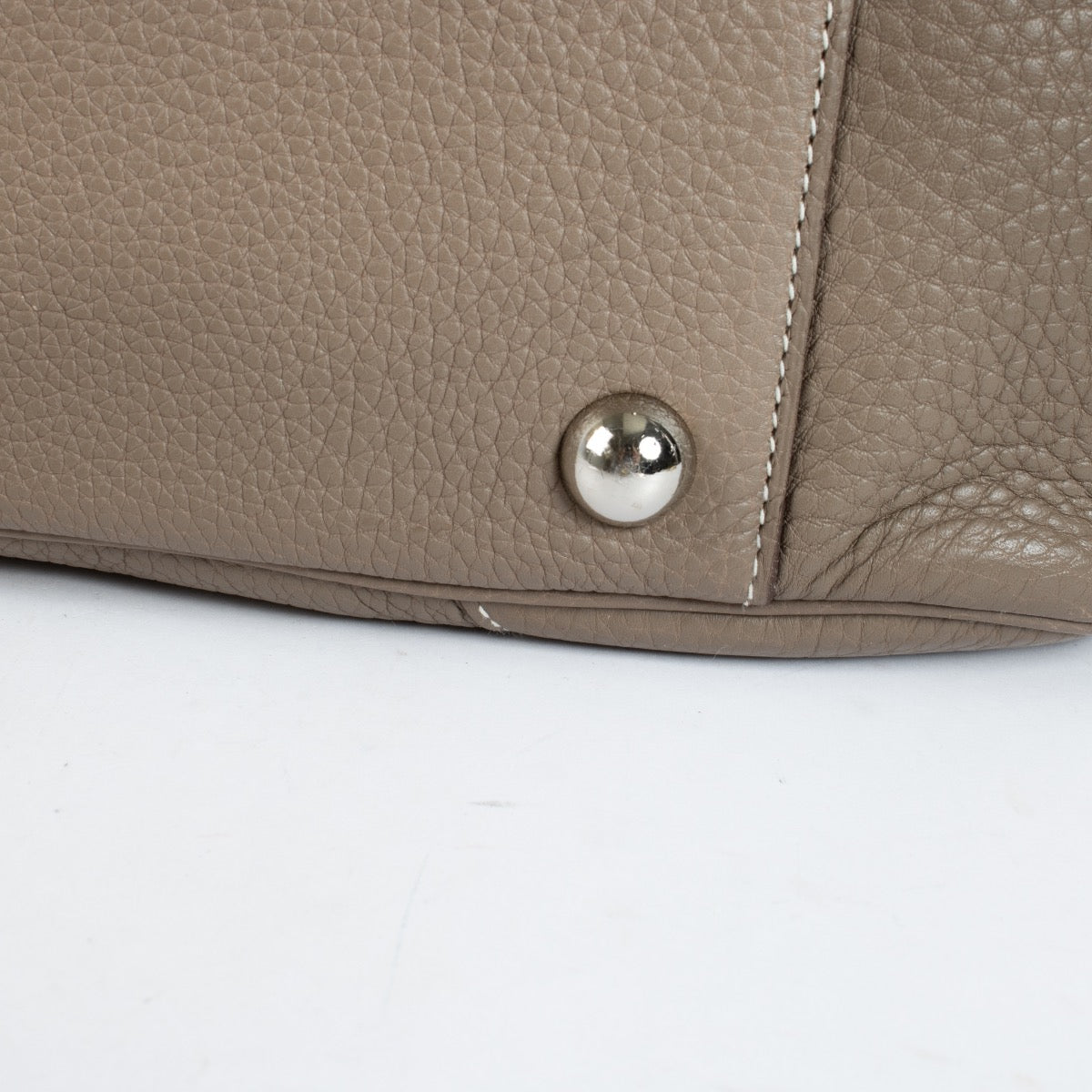 Shop the authentic Hermès Etoupe Clemence PHW Victoria 50 Travel Bag second hand on Labellov.com.
