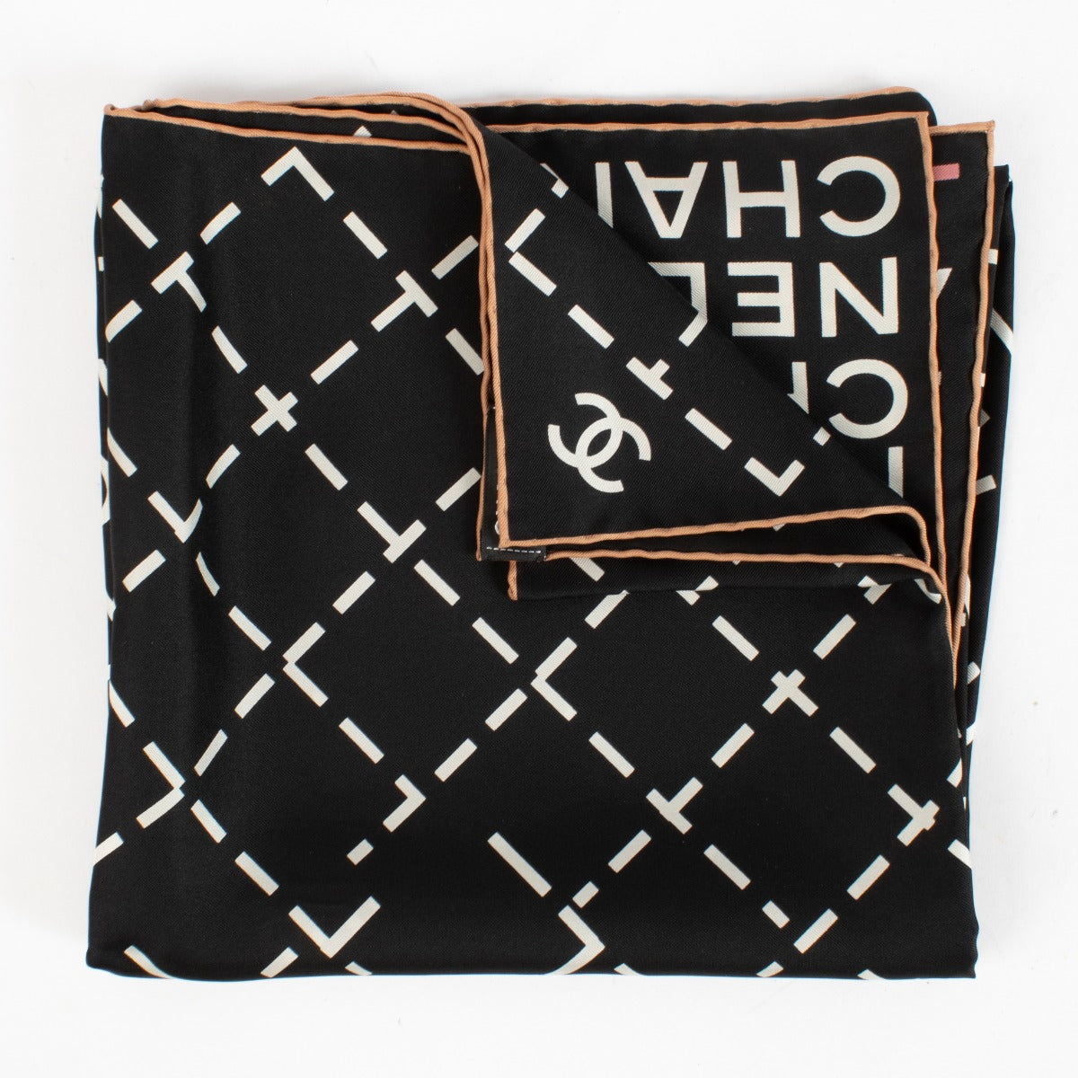 Foulard carré en soie Chanel noir siglé CC