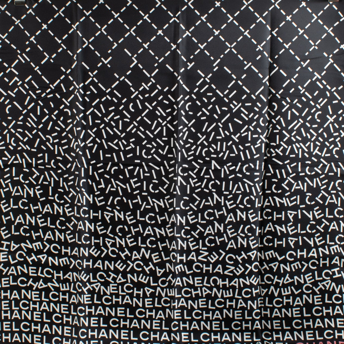 Foulard carré en soie Chanel noir siglé CC