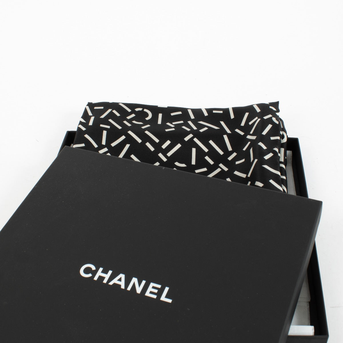 Foulard carré en soie Chanel noir siglé CC