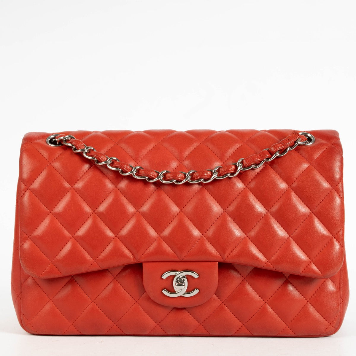 Shop the authentic Chanel Red Lambskin Large / Jumbo Classic Flap Bag second hand on Labellov.com.