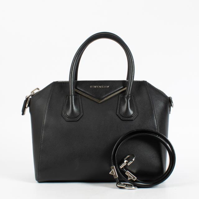 Shop the authentic Givenchy Black Small Antigona Bag second hand on Labellov.com.