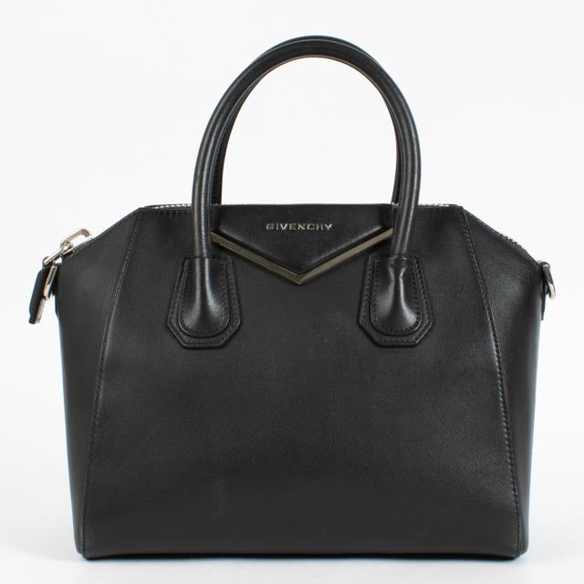 Shop the authentic Givenchy Black Small Antigona Bag second hand on Labellov.com.